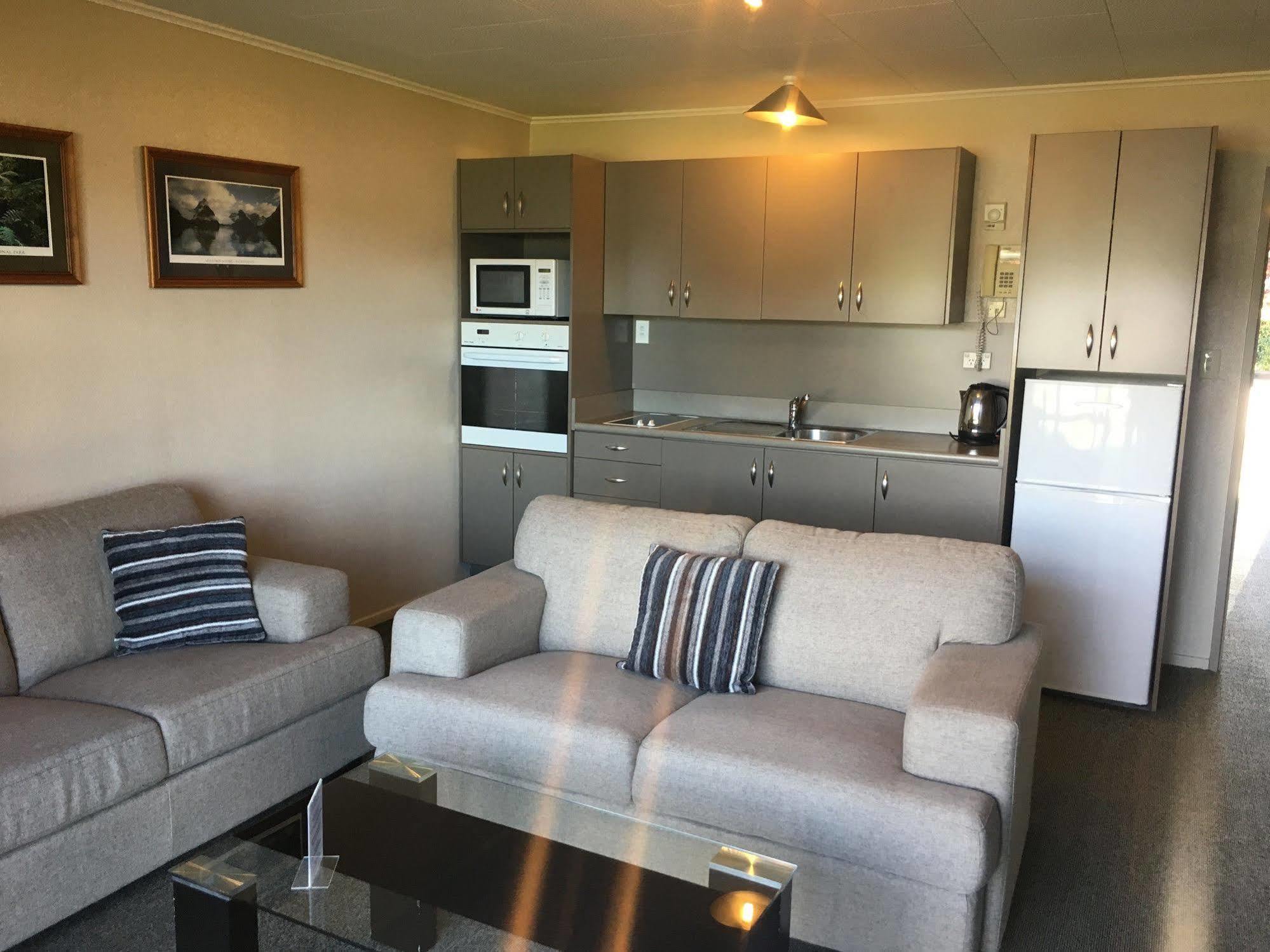 Lakeside Motel & Apartments Te Anau Dış mekan fotoğraf