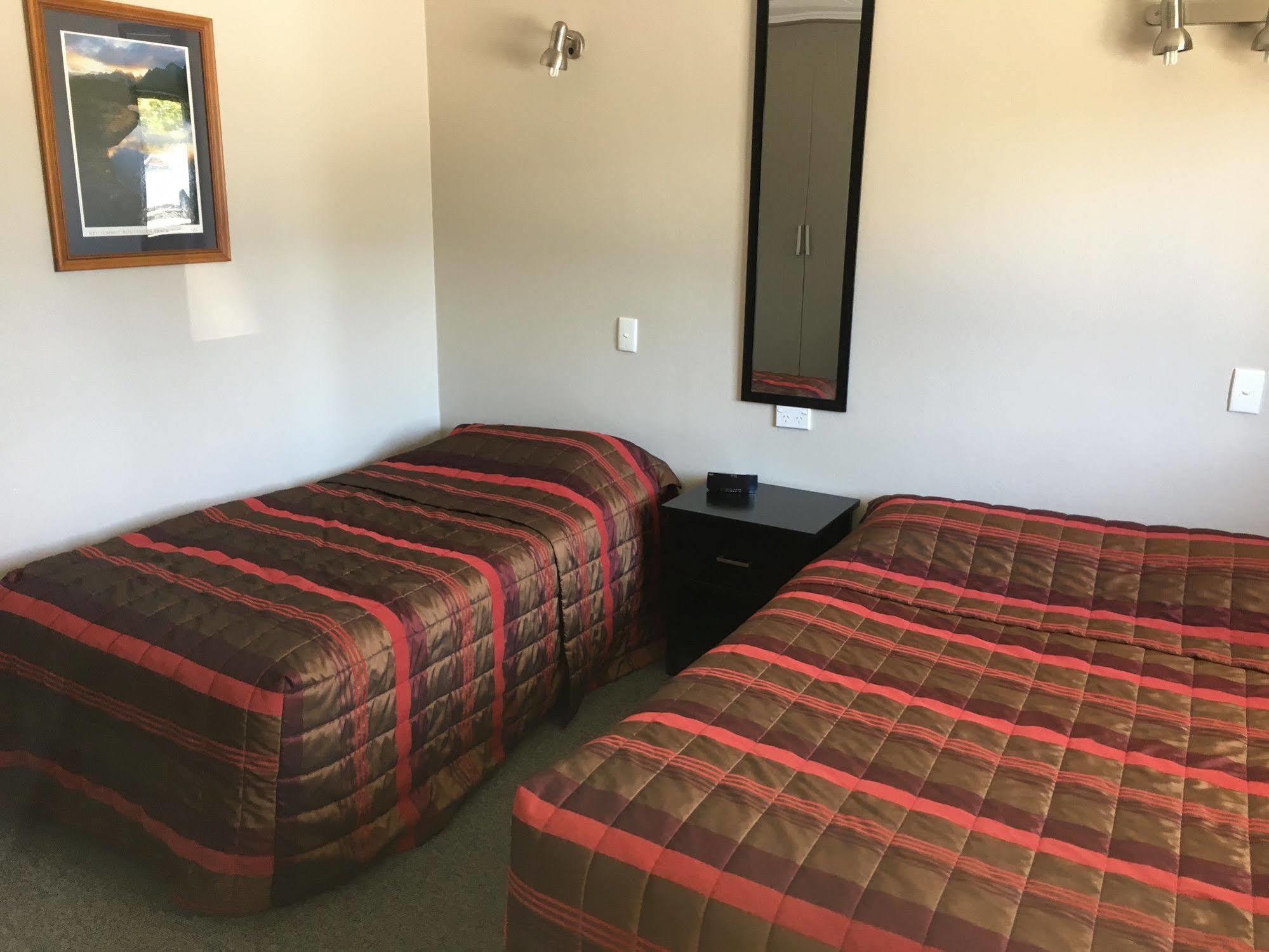 Lakeside Motel & Apartments Te Anau Dış mekan fotoğraf